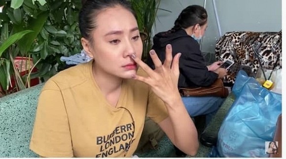 Nữ diễn viên từng 'vạch mặt' thói trăng hoa của Minh Luân bật khóc khi nhà bị tốc mái do bão số 9 1