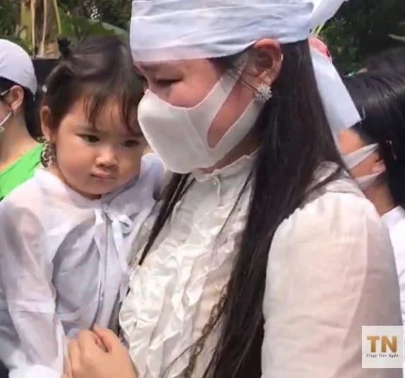 Vợ cũ Vân Quang Long có hành động đẹp sau khi Linh Lan bị khóc lóc cầu xin mẹ chồng nhưng bị xua đuổi 1 Vợ cũ Vân Quang Long có hành động đẹp sau khi Linh Lan bị khóc lóc cầu xin mẹ chồng nhưng bị xua đuổi 1