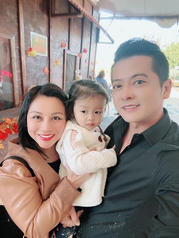Sau ồn ào ly hôn, vợ cũ Hoàng Anh tiết lộ tình trạng bệnh của con gái, mong nhận được san sẻ từ chồng cũ 2 Sau ồn ào ly hôn, vợ cũ Hoàng Anh tiết lộ tình trạng bệnh của con gái, mong nhận được san sẻ từ chồng cũ 2