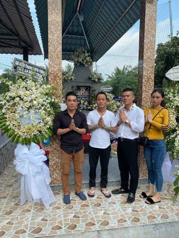 Chế Phong lần đầu lộ diện hậu ly hôn Thanh Thanh Hiền: Gương mặt hốc hác đến viếng cố ca sĩ Vân Quang Long 3 Chế Phong lần đầu lộ diện hậu ly hôn Thanh Thanh Hiền: Gương mặt hốc hác đến viếng cố ca sĩ Vân Quang Long 3