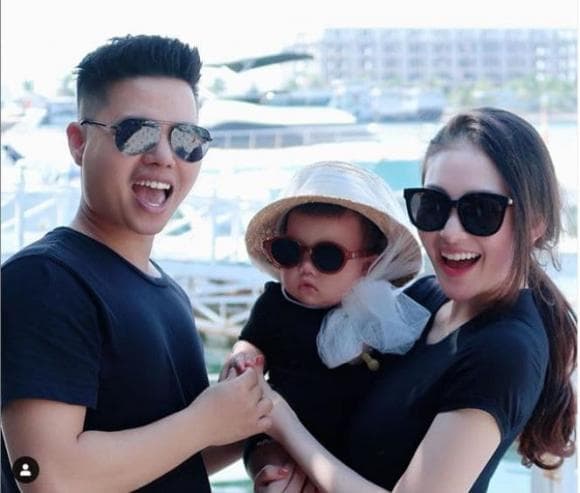 'Cô dâu 200 cây vàng' ở Nam Định sung sướng không ai bằng khi được tổ chức tiệc sinh nhật xa hoa tại lâu đài của gia đình 6 'Cô dâu 200 cây vàng' ở Nam Định sung sướng không ai bằng khi được tổ chức tiệc sinh nhật xa hoa tại lâu đài của gia đình 6