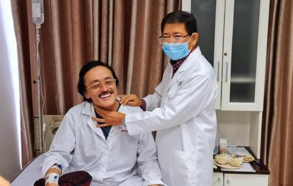 Giang Còi đã chấp nhận điều trị khối u, đáng chú ý là tinh thần lạc quan vẫn luôn hiện diện bên người nghệ sĩ 1 Giang Còi đã chấp nhận điều trị khối u, đáng chú ý là tinh thần lạc quan vẫn luôn hiện diện bên người nghệ sĩ 1