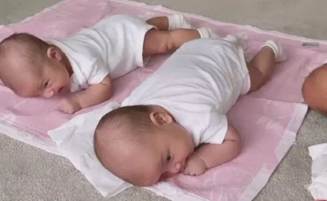 Hành động đáng chú ý của 'mẹ bỉm' Hà Hồ khiến dân tình liên tục réo gọi vào hội 'nghiện con, cuồng chồng' 2 Hành động đáng chú ý của 'mẹ bỉm' Hà Hồ khiến dân tình liên tục réo gọi vào hội 'nghiện con, cuồng chồng' 2