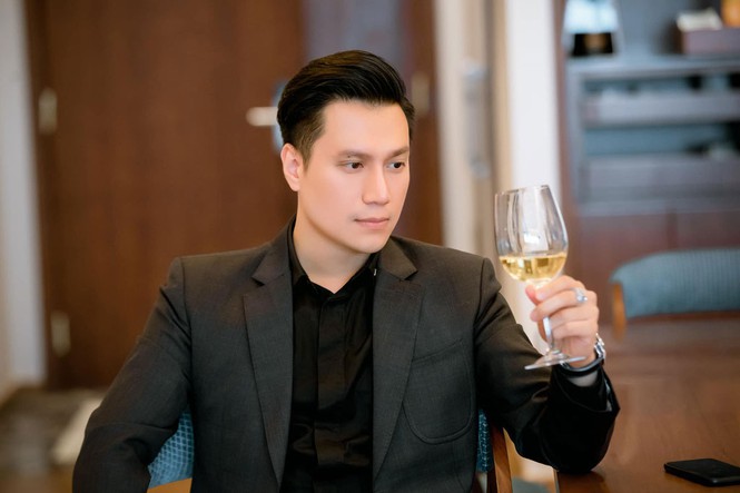 Việt Anh khiến dân tình 'đỏ mặt' khi buông ý nhạy cảm với Quỳnh Nga 4 Việt Anh khiến dân tình 'đỏ mặt' khi buông ý nhạy cảm với Quỳnh Nga 4