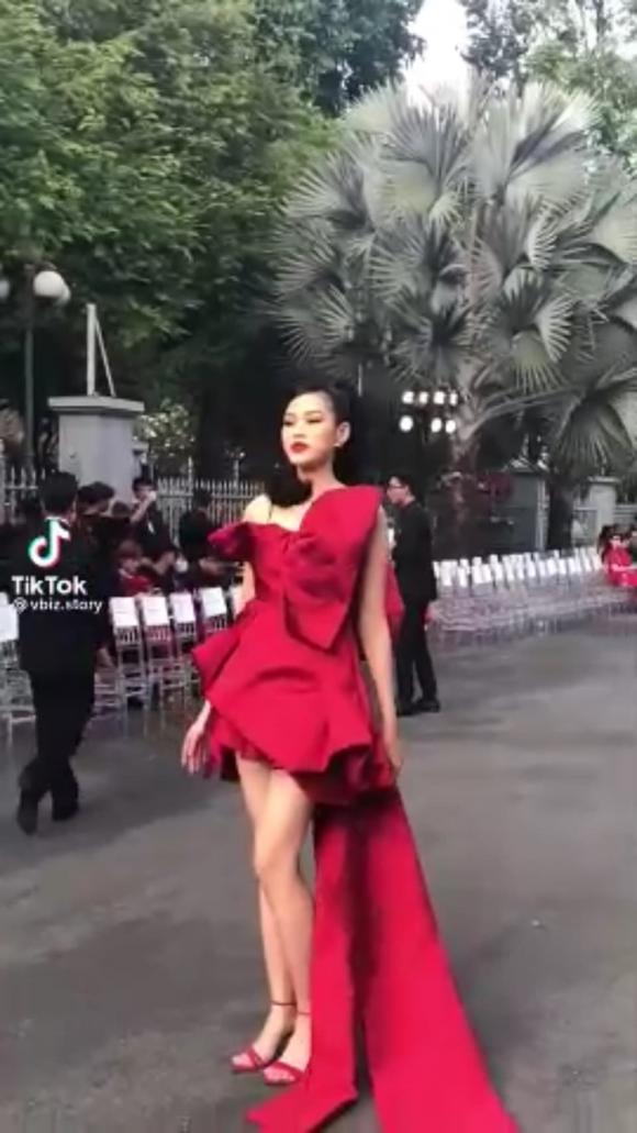 'Người qua đường' bóc mẽ đôi chân 'cực phẩm' của Đỗ Thị Hà, hóa ra không như mọi người nghĩ? 2 'Người qua đường' bóc mẽ đôi chân 'cực phẩm' của Đỗ Thị Hà, hóa ra không như mọi người nghĩ? 2