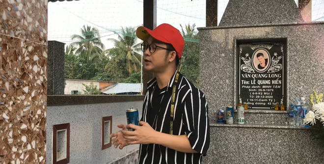 Quách Tuấn Du phân trần về việc câu view, làm lố khi hay tin về sự ra đi của Vân quang Long ngay trước mộ nam ca sĩ 3 Quách Tuấn Du phân trần về việc câu view, làm lố khi hay tin về sự ra đi của Vân quang Long ngay trước mộ nam ca sĩ 3
