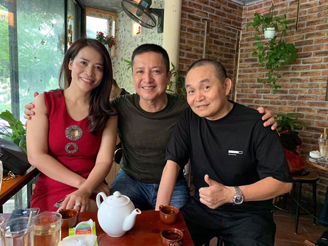 Hội ngộ cùng Xuân Hinh nhưng Chí Trung chỉ đắm đuối nhìn bạn gái kém 17 tuổi 2 Hội ngộ cùng Xuân Hinh nhưng Chí Trung chỉ đắm đuối nhìn bạn gái kém 17 tuổi 2