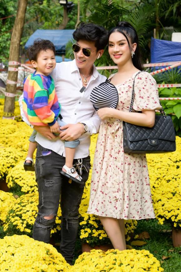 Lâm Khánh Chi lên đồ giản dị dịp cận Tết, cùng chồng làm điều đặc biệt cho cậu con trai 2 tuổi 1 Lâm Khánh Chi lên đồ giản dị dịp cận Tết, cùng chồng làm điều đặc biệt cho cậu con trai 2 tuổi 1