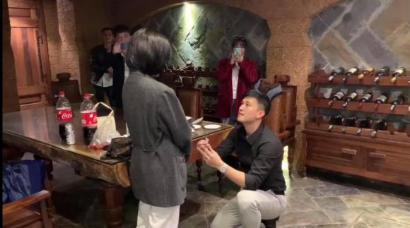 Chỉ một chi tiết Bạch Lan Phương đã hé lộ mối quan hệ giữa Huỳnh Anh và con riêng, có như mọi người vẫn nghĩ? 1 Chỉ một chi tiết Bạch Lan Phương đã hé lộ mối quan hệ giữa Huỳnh Anh và con riêng, có như mọi người vẫn nghĩ? 1
