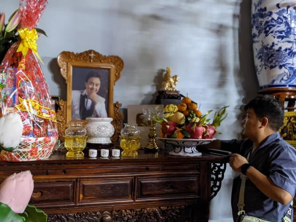 Ngày cuối năm, Hoài Linh buồn bã nhìn di ảnh của Chí Tài đặt tại nhà thờ tổ 1 Ngày cuối năm, Hoài Linh buồn bã nhìn di ảnh của Chí Tài đặt tại nhà thờ tổ 1