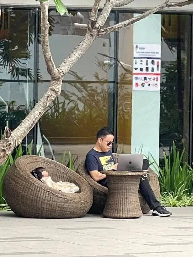 Xôn xao hình ảnh ông xã của chân dài Đinh Ngọc Diệp bế búp bê đi uống cà phê, người qua đường cũng phải giật mình nhìn theo 2 Xôn xao hình ảnh ông xã của chân dài Đinh Ngọc Diệp bế búp bê đi uống cà phê, người qua đường cũng phải giật mình nhìn theo 2