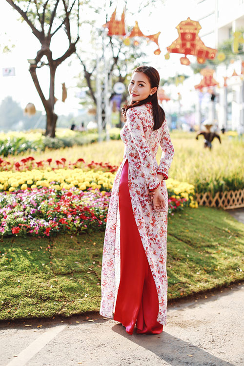 6 năm làm vợ doanh nhân giàu có, 'tình địch' của Ngọc Trinh diện áo dài Tết nhưng chẳng còn quyến rũ như xưa 3 6 năm làm vợ doanh nhân giàu có, 'tình địch' của Ngọc Trinh diện áo dài Tết nhưng chẳng còn quyến rũ như xưa 3
