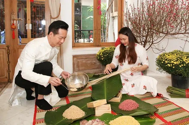 Sao Việt rộn ràng chuẩn bị Tết: Ngọc Trinh diện áo tứ thân gói bánh, Bảo Thy, Nhật Kim Anh trưng tết với cây cảnh 1 Sao Việt rộn ràng chuẩn bị Tết: Ngọc Trinh diện áo tứ thân gói bánh, Bảo Thy, Nhật Kim Anh trưng tết với cây cảnh 1