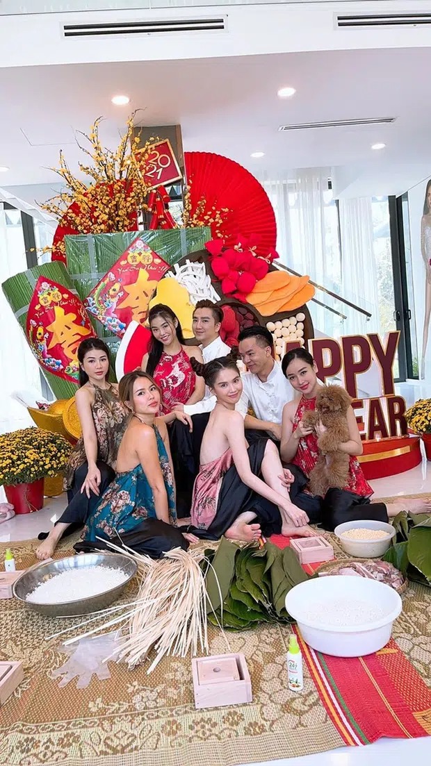 Sao Việt rộn ràng chuẩn bị Tết: Ngọc Trinh diện áo tứ thân gói bánh, Bảo Thy, Nhật Kim Anh trưng tết với cây cảnh 5 Sao Việt rộn ràng chuẩn bị Tết: Ngọc Trinh diện áo tứ thân gói bánh, Bảo Thy, Nhật Kim Anh trưng tết với cây cảnh 5