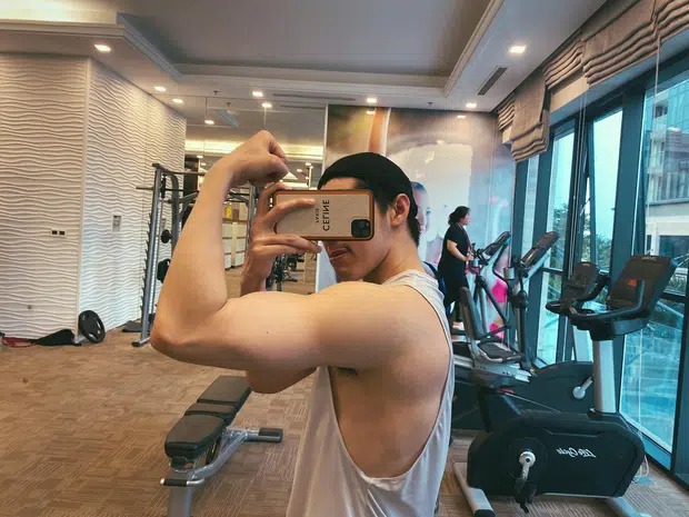 'Giả vờ' trang hoàng nhà cửa đón Tết, thực ra Noo Phước Thịnh đang 'trá hình' khoe cơ thể vạm vỡ? 2 'Giả vờ' trang hoàng nhà cửa đón Tết, thực ra Noo Phước Thịnh đang 'trá hình' khoe cơ thể vạm vỡ? 2