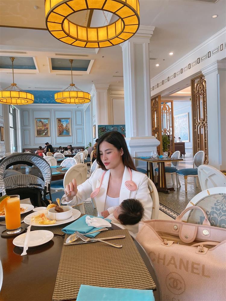 28 Tết, Ông Cao Thắng để lộ ảnh 'giường chiếu' của Đông Nhi với gương mặt mộc, không chút son phấn 3 28 Tết, Ông Cao Thắng để lộ ảnh 'giường chiếu' của Đông Nhi với gương mặt mộc, không chút son phấn 3