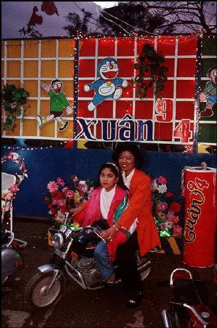 Bồi hồi nhớ lại Tết Hà Nội năm 1994 thông qua bức ảnh của nhiếp ảnh gia người Pháp 4 Bồi hồi nhớ lại Tết Hà Nội năm 1994 thông qua bức ảnh của nhiếp ảnh gia người Pháp 4