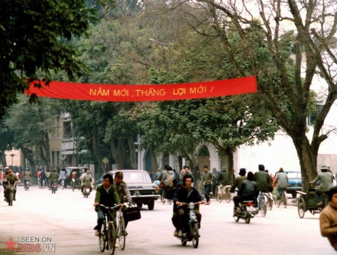 Hồi tưởng lại mùa xuân của Thủ đô năm 1990 thông qua những bức ảnh nhuốm màu thời gian 8 Hồi tưởng lại mùa xuân của Thủ đô năm 1990 thông qua những bức ảnh nhuốm màu thời gian 8