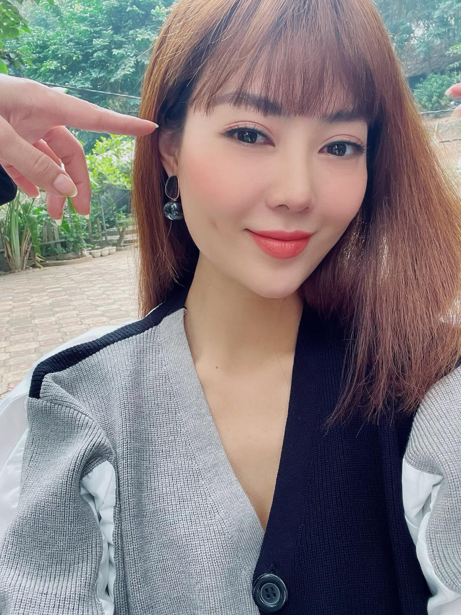 Vẻ cuốn hút ngoài đời của nữ diễn viên 'vụng trộm' với Công Lý trong Hướng dương ngược nắng 4 Vẻ cuốn hút ngoài đời của nữ diễn viên 'vụng trộm' với Công Lý trong Hướng dương ngược nắng 4