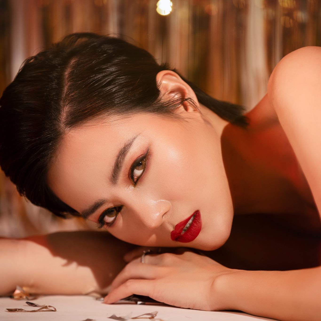 Vẻ cuốn hút ngoài đời của nữ diễn viên 'vụng trộm' với Công Lý trong Hướng dương ngược nắng 5 Vẻ cuốn hút ngoài đời của nữ diễn viên 'vụng trộm' với Công Lý trong Hướng dương ngược nắng 5