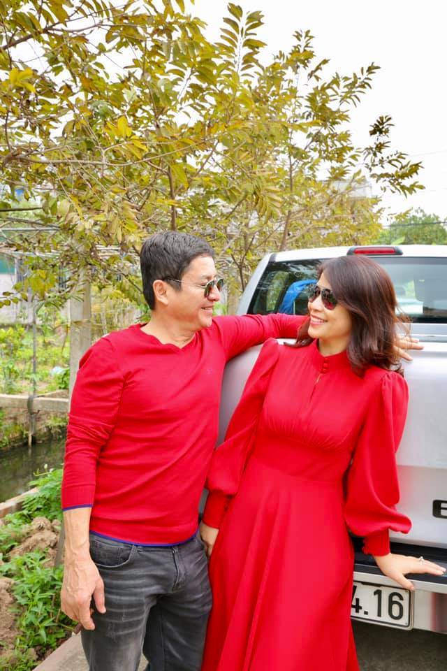 'Táo giáo dục' Chí Trung mặc kệ dịch bệnh, cùng bạn gái trẻ tuổi lên đồ rực rỡ đón Xuân 1 'Táo giáo dục' Chí Trung mặc kệ dịch bệnh, cùng bạn gái trẻ tuổi lên đồ rực rỡ đón Xuân 1