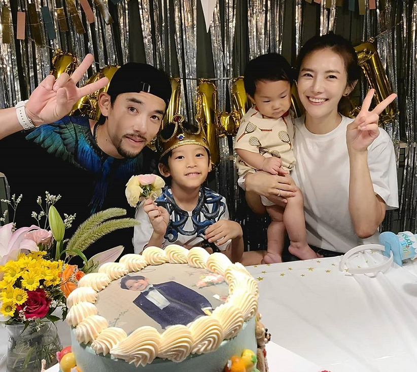 Mỹ nhân 'Sợi dây chuyền định mệnh' gây tranh cãi khi ngang nhiên khỏe ảnh nằm trên đùi bố chồng 2 Mỹ nhân 'Sợi dây chuyền định mệnh' gây tranh cãi khi ngang nhiên khỏe ảnh nằm trên đùi bố chồng 2