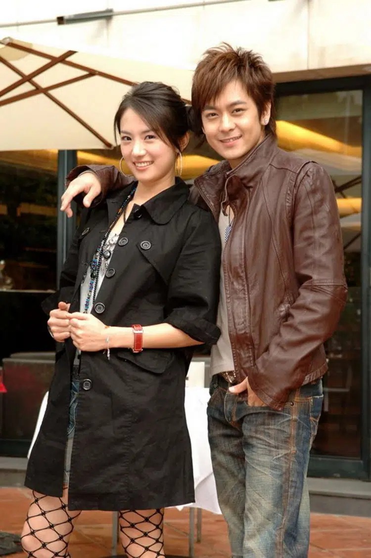 Mỹ nhân 'Sợi dây chuyền định mệnh' gây tranh cãi khi ngang nhiên khỏe ảnh nằm trên đùi bố chồng 3 Mỹ nhân 'Sợi dây chuyền định mệnh' gây tranh cãi khi ngang nhiên khỏe ảnh nằm trên đùi bố chồng 3