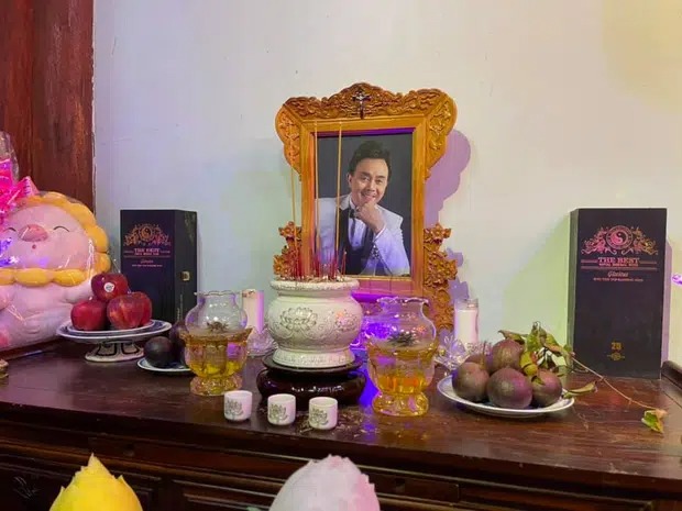 Lâm Vỹ Dạ nghẹn ngào ngày đầu năm tưởng nhớ Chí Tài và thắp hương tổ nghề tại đền thờ 100 tỷ đồng của Hoài Linh 4 Lâm Vỹ Dạ nghẹn ngào ngày đầu năm tưởng nhớ Chí Tài và thắp hương tổ nghề tại đền thờ 100 tỷ đồng của Hoài Linh 4