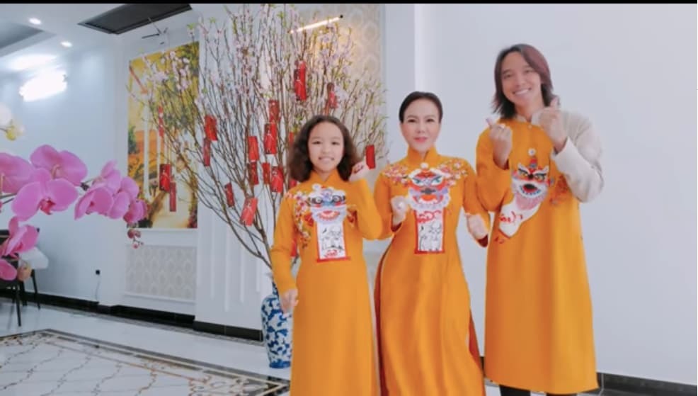 Đầu xuân, Việt Hương gây chú ý với hành động từ chối món quà lì xì của người hâm mộ 4 Đầu xuân, Việt Hương gây chú ý với hành động từ chối món quà lì xì của người hâm mộ 4