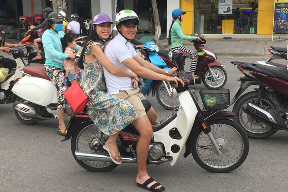 Team qua đường chụp lại khoảnh khắc 'rũ bỏ hào quang' của Thủy Tiên và Công Vinh, vô tình để lộ 'minh chứng tình yêu' gây ngỡ ngàng của cặp đôi Vbiz 4 Team qua đường chụp lại khoảnh khắc 'rũ bỏ hào quang' của Thủy Tiên và Công Vinh, vô tình để lộ 'minh chứng tình yêu' gây ngỡ ngàng của cặp đôi Vbiz 4