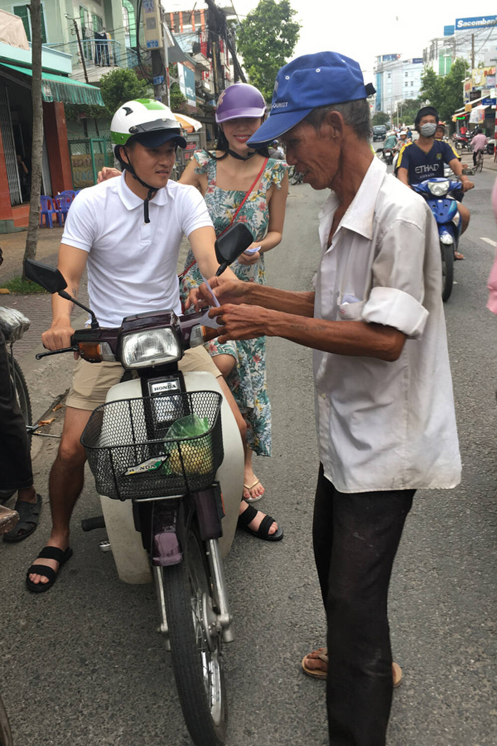 Team qua đường chụp lại khoảnh khắc 'rũ bỏ hào quang' của Thủy Tiên và Công Vinh, vô tình để lộ 'minh chứng tình yêu' gây ngỡ ngàng của cặp đôi Vbiz 5 Team qua đường chụp lại khoảnh khắc 'rũ bỏ hào quang' của Thủy Tiên và Công Vinh, vô tình để lộ 'minh chứng tình yêu' gây ngỡ ngàng của cặp đôi Vbiz 5