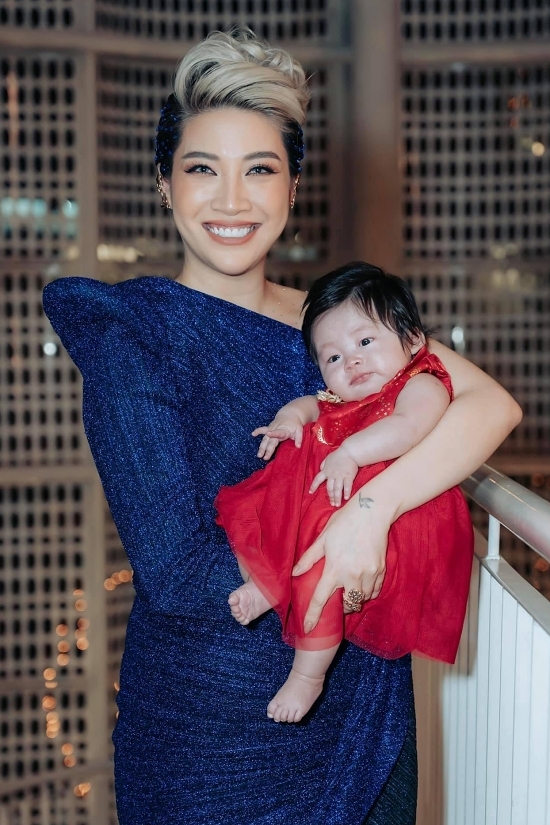 Pha Lê bị chỉ trích vì dùng từ nặng nề với người góp ý về cách chăm con 1 Pha Lê bị chỉ trích vì dùng từ nặng nề với người góp ý về cách chăm con 1