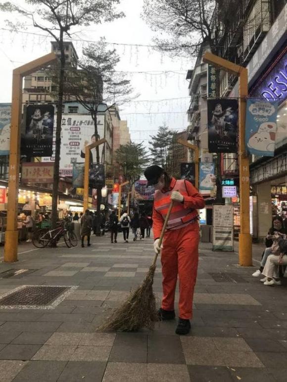'Lương Sơn Bá' La Chí Tường lộ ảnh quét rác hậu bị phanh phui lối sống buông thả 1 'Lương Sơn Bá' La Chí Tường lộ ảnh quét rác hậu bị phanh phui lối sống buông thả 1