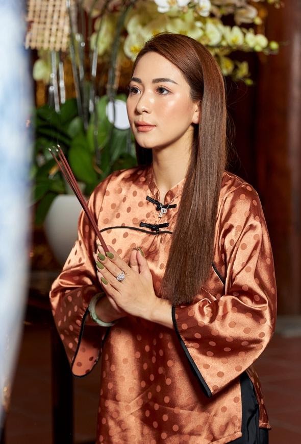 Con gái Hoài Linh lộ nhan sắc xinh đẹp, đúng chuẩn 'sơn nữ' khi xuất hiện bên ba ngày đầu năm 3 Con gái Hoài Linh lộ nhan sắc xinh đẹp, đúng chuẩn 'sơn nữ' khi xuất hiện bên ba ngày đầu năm 3