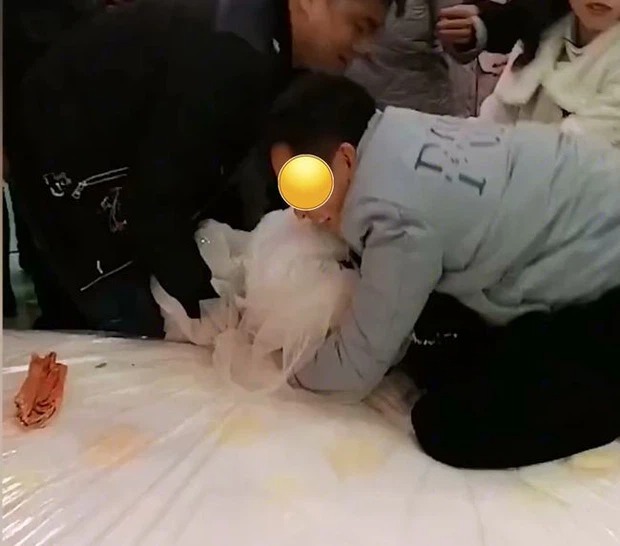 Cô dâu bị người đàn ông lạ mặt bất ngờ ôm chầm trong đám cưới, phản ứng 'làm ngơ' của chú rể gây tranh cãi 1 Cô dâu bị người đàn ông lạ mặt bất ngờ ôm chầm trong đám cưới, phản ứng 'làm ngơ' của chú rể gây tranh cãi 1