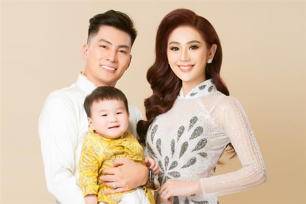 Lâm Khánh Chi tiết lộ về tình trường 'hiển hách' khi còn là con trai 3 Lâm Khánh Chi tiết lộ về tình trường 'hiển hách' khi còn là con trai 3