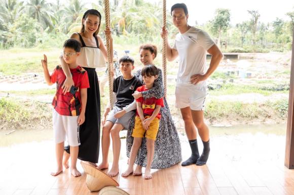 Hồ Ngọc Hà khoe ảnh đại gia đình hạnh phúc nhưng lại bị Kim Lý 'ra rìa' vì sự xuất hiện của người phụ nữ đặc biệt 1 Hồ Ngọc Hà khoe ảnh đại gia đình hạnh phúc nhưng lại bị Kim Lý 'ra rìa' vì sự xuất hiện của người phụ nữ đặc biệt 1