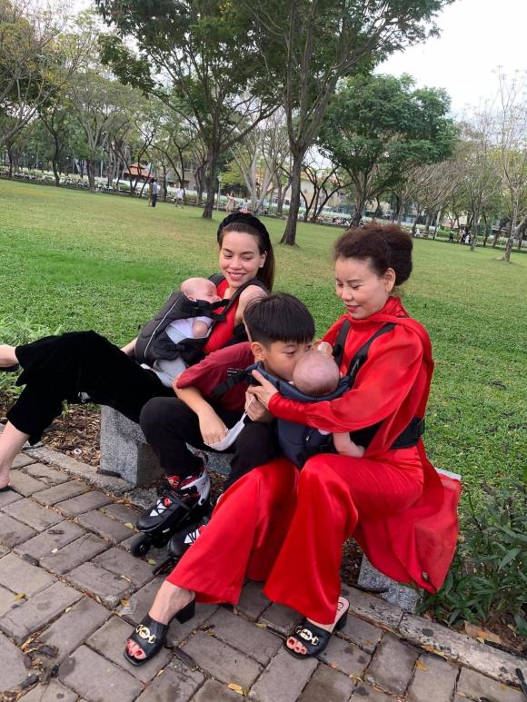 Hồ Ngọc Hà khoe ảnh đại gia đình hạnh phúc nhưng lại bị Kim Lý 'ra rìa' vì sự xuất hiện của người phụ nữ đặc biệt 4 Hồ Ngọc Hà khoe ảnh đại gia đình hạnh phúc nhưng lại bị Kim Lý 'ra rìa' vì sự xuất hiện của người phụ nữ đặc biệt 4