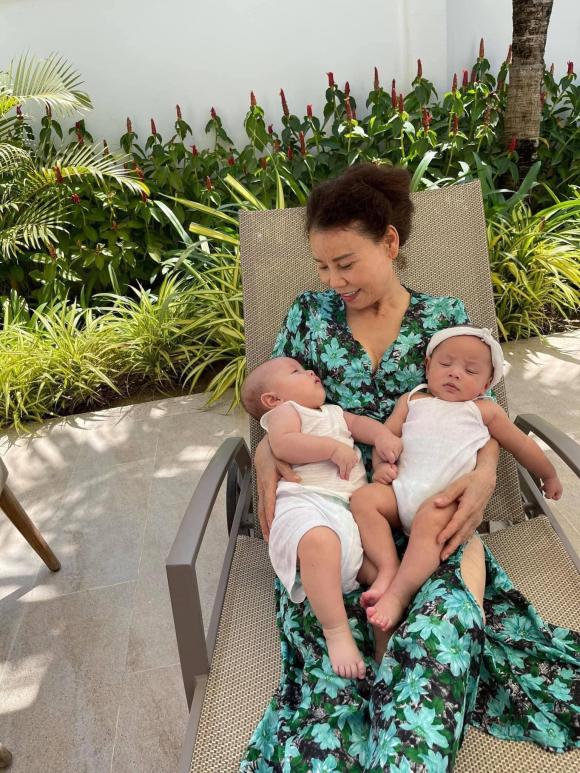 Hồ Ngọc Hà khoe ảnh đại gia đình hạnh phúc nhưng lại bị Kim Lý 'ra rìa' vì sự xuất hiện của người phụ nữ đặc biệt 2 Hồ Ngọc Hà khoe ảnh đại gia đình hạnh phúc nhưng lại bị Kim Lý 'ra rìa' vì sự xuất hiện của người phụ nữ đặc biệt 2