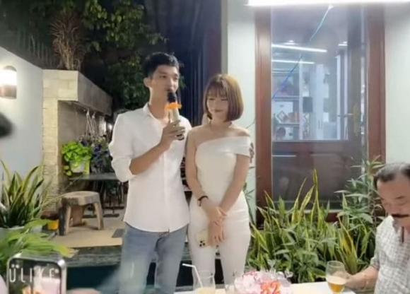 Mạc Văn Khoa 'đứng hình mất 5 giây' khi bị bà xã đưa ra câu hỏi 'khó đỡ' 1 Mạc Văn Khoa 'đứng hình mất 5 giây' khi bị bà xã đưa ra câu hỏi 'khó đỡ' 1