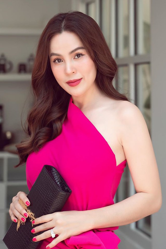 Hoa hậu quỳ gối rửa chân cho chồng giảm cân thành công liền được ông xã đại gia thưởng nóng tiển tỷ 3 Hoa hậu quỳ gối rửa chân cho chồng giảm cân thành công liền được ông xã đại gia thưởng nóng tiển tỷ 3