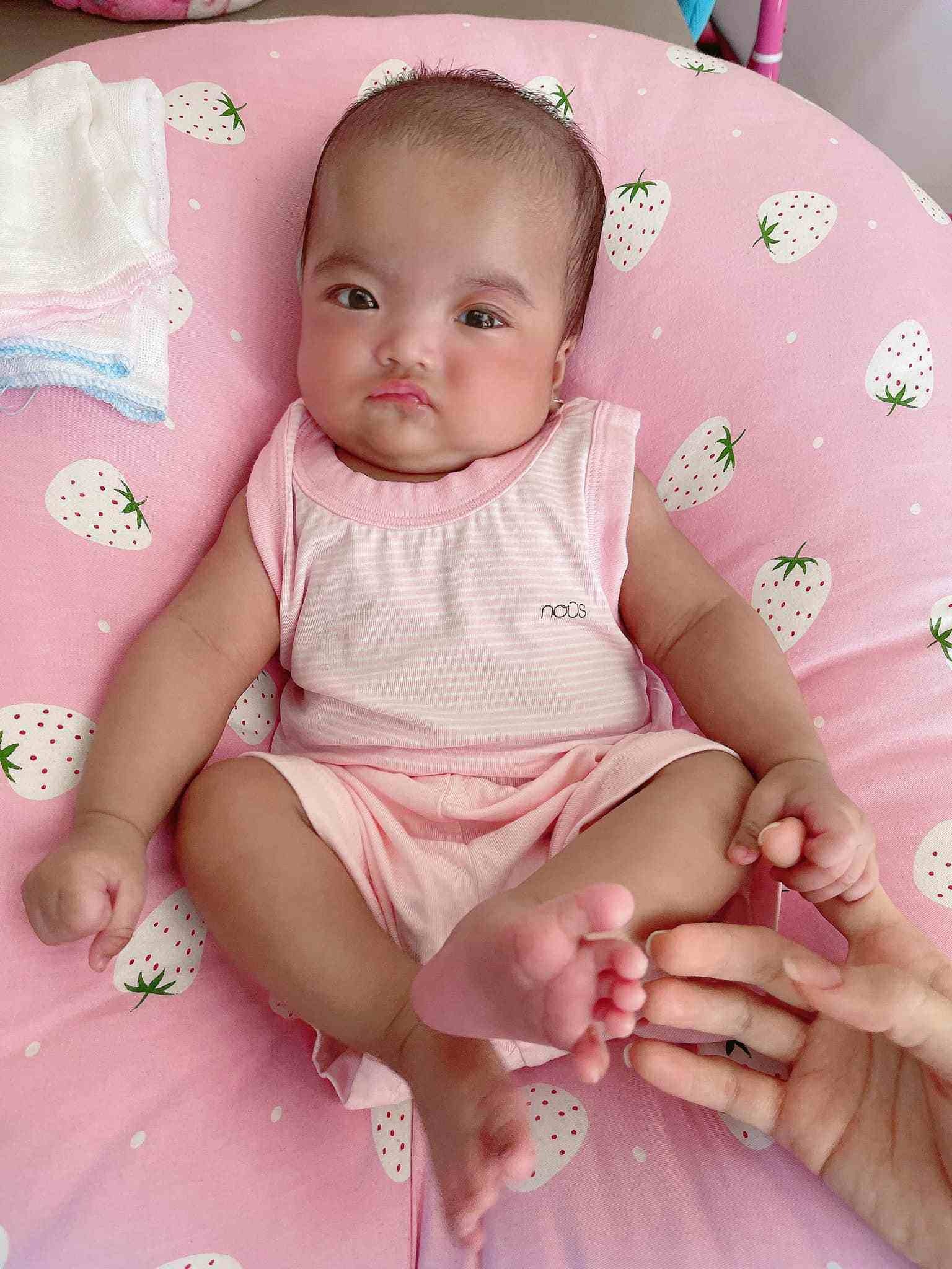 Con gái Mạc Văn Khoa mới sinh được nhận xét 'giống bố y đúc' nay đã xinh xắn hết nấc thông qua bàn tay nghệ thuật của bà xã danh hài 3 Con gái Mạc Văn Khoa mới sinh được nhận xét 'giống bố y đúc' nay đã xinh xắn hết nấc thông qua bàn tay nghệ thuật của bà xã danh hài 3