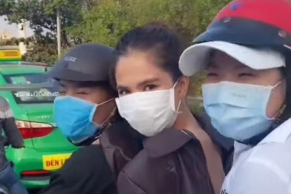 Ăn chơi không đúng cách, Ngọc Trinh 'muối mặt' vì hành động tự nhiên thái quá nơi công cộng 4 Ăn chơi không đúng cách, Ngọc Trinh 'muối mặt' vì hành động tự nhiên thái quá nơi công cộng 4
