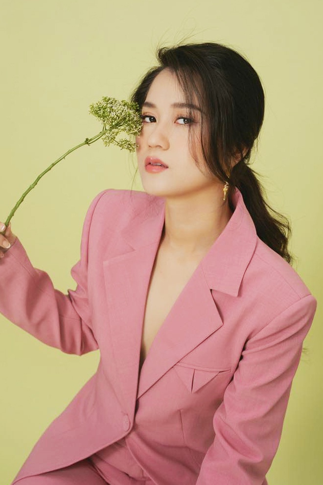 Sau Nhã Phương, Lâm Vỹ Dạ lên chức chủ tịch công ty giải trí, ngay lập tức có hành động chứng minh bản thân là 'người có tiền' 1 Sau Nhã Phương, Lâm Vỹ Dạ lên chức chủ tịch công ty giải trí, ngay lập tức có hành động chứng minh bản thân là 'người có tiền' 1