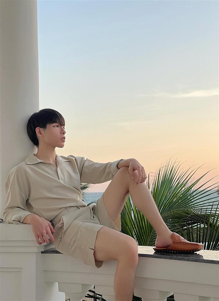 Là tay chơi hàng hiệu 'khét tiếng' nhưng học trò của Mỹ Tâm vẫn bị chế giễu diện đồ 'phèn' để tạo dáng 2 Là tay chơi hàng hiệu 'khét tiếng' nhưng học trò của Mỹ Tâm vẫn bị chế giễu diện đồ 'phèn' để tạo dáng 2