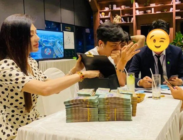 Tin tức sao Việt hot MXH ngày 16/3: Lệ Quyên nắm chặt tay tình trẻ check in trong xế hộp, Lâm Khánh Chi 'trúng xô' 10 tỷ đồng 3 Tin tức sao Việt hot MXH ngày 16/3: Lệ Quyên nắm chặt tay tình trẻ check in trong xế hộp, Lâm Khánh Chi 'trúng xô' 10 tỷ đồng 3