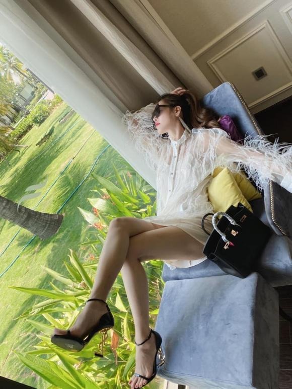 Quế Vân lên đồ táo bạo khoe dáng dù mang bầu ở tháng thứ 5 3 Quế Vân lên đồ táo bạo khoe dáng dù mang bầu ở tháng thứ 5 3