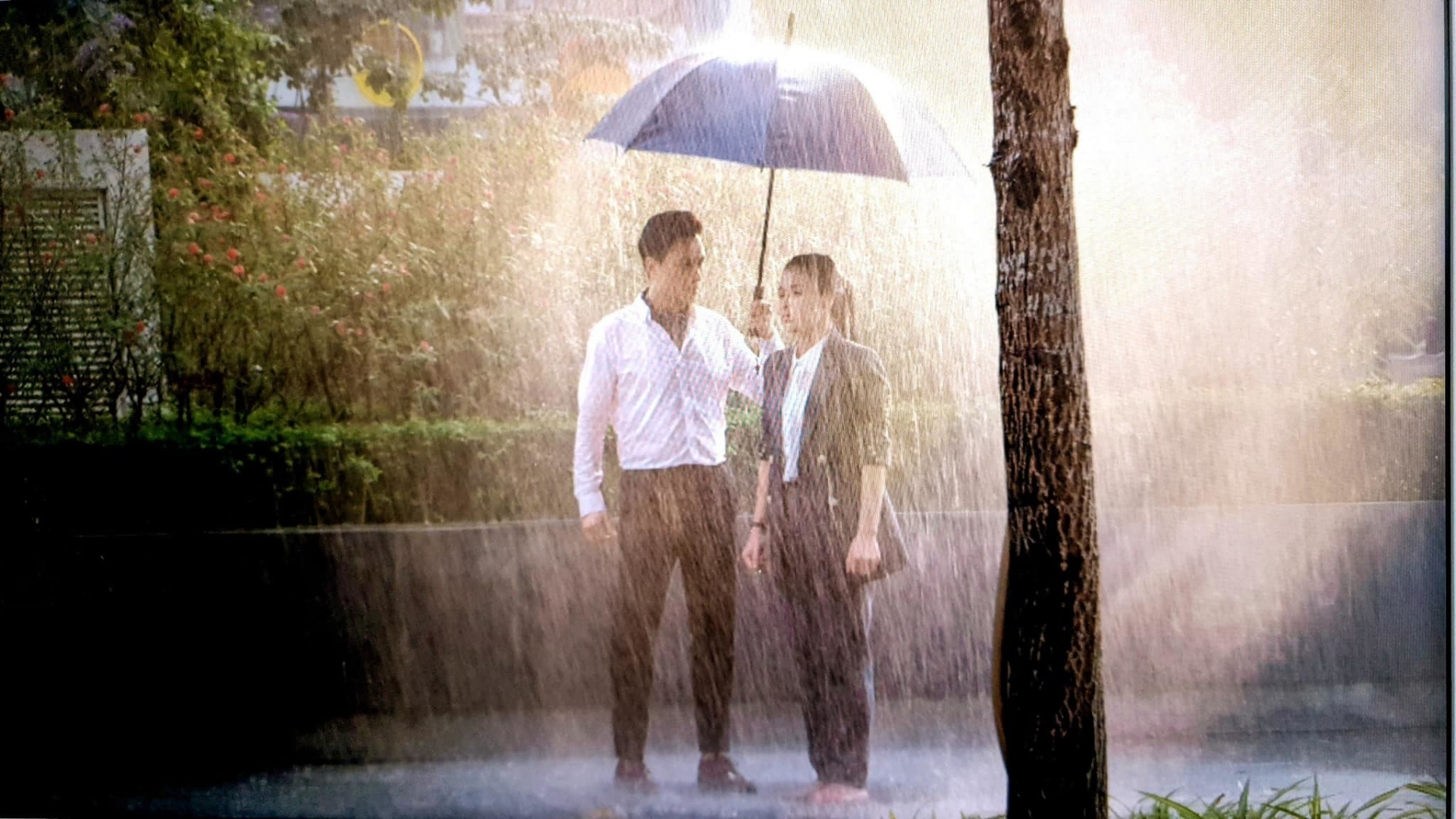 Việt Anh hiện diện 'bao ngầu' phía hậu trường cảnh mưa với Lương Thu Trang trong Hướng dương ngược nắng 3 Việt Anh hiện diện 'bao ngầu' phía hậu trường cảnh mưa với Lương Thu Trang trong Hướng dương ngược nắng 3