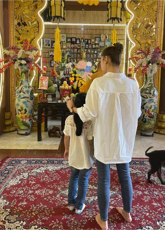 Nghẹn ngào những hình ảnh của bé Lavie trong ngày giỗ đầu cố diễn viên Mai Phương 4 Nghẹn ngào những hình ảnh của bé Lavie trong ngày giỗ đầu cố diễn viên Mai Phương 4