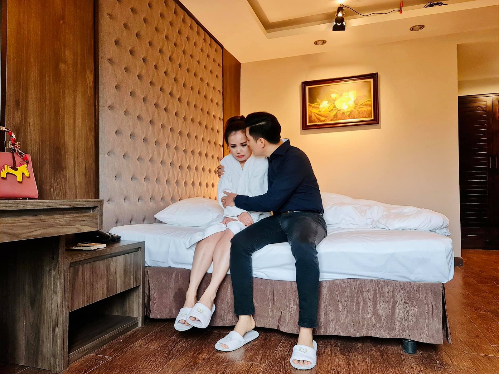 Đang vướng nghi vấn tình cảm với Quỳnh Nga, Việt Anh lộ ảnh 'giường chiếu' với 'cô Xuyến' đã 4 lần đò 2 Đang vướng nghi vấn tình cảm với Quỳnh Nga, Việt Anh lộ ảnh 'giường chiếu' với 'cô Xuyến' đã 4 lần đò 2